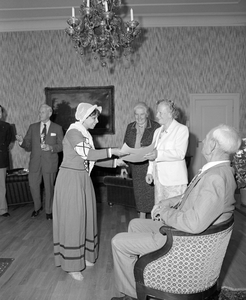 884900 Afbeelding van de ontvangst van de ereleden van het comité ter viering van 600 jaar Dom door burgemeester mevr. ...